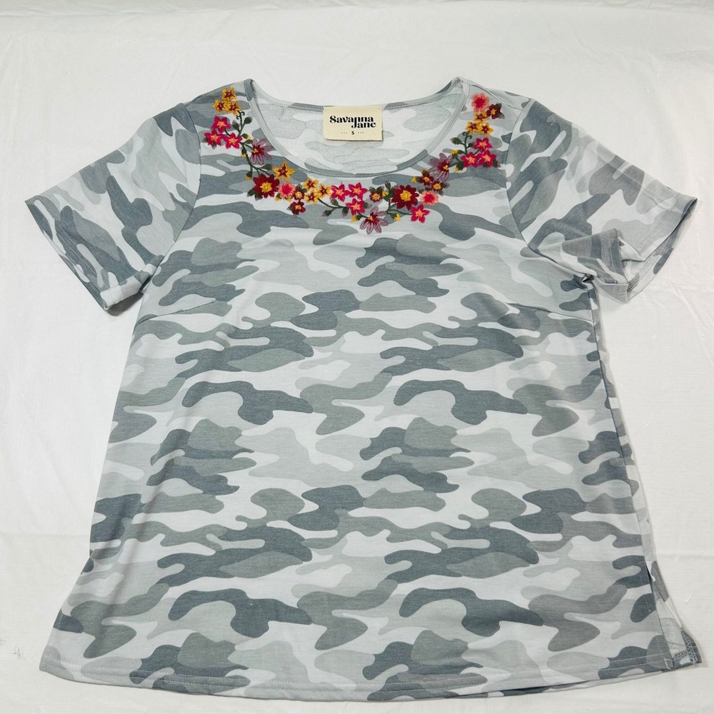 Savanna Jane Womens Grey Camo Floral Embroidered Short Sleeve Top Small 18417-C